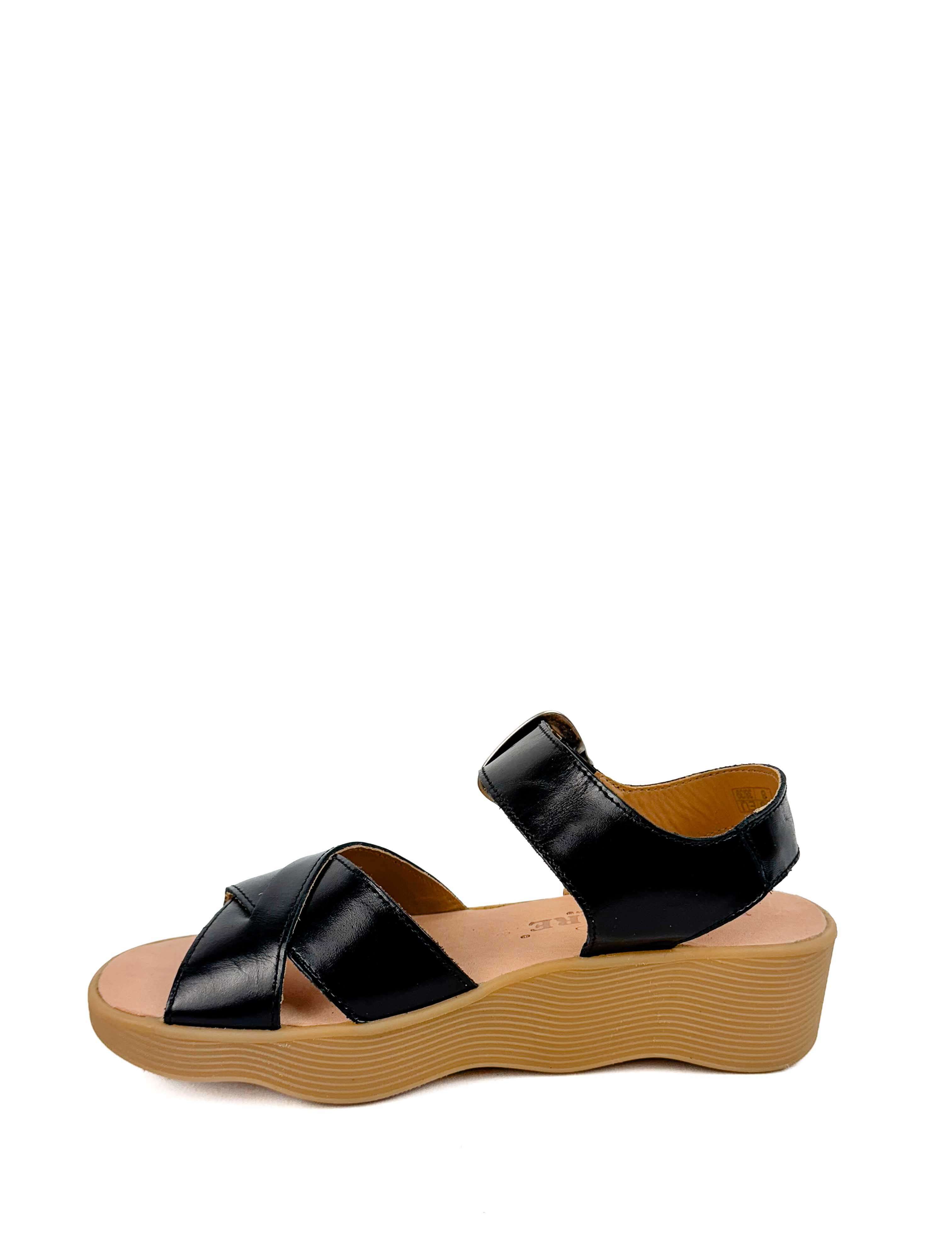 Famolare Betsy Cross Platform Sandal