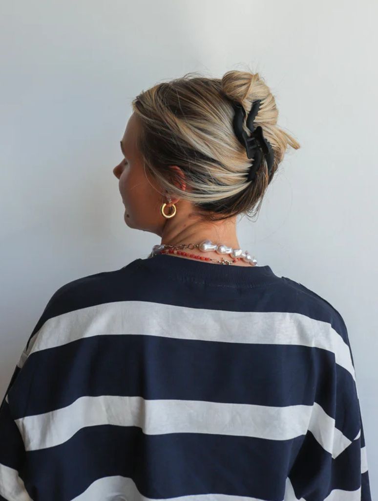 Wavy Midi Claw Hair Clip in Black